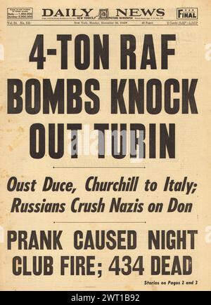 1942 Daily News page d'accueil faisant état de la bombe de la RAF Turin et de la catastrophe de la boîte de nuit Cocoanut Grove Banque D'Images