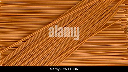 Fond de nouilles soba brunes non cuites. La vue depuis le haut. Concept de milieux culinaires, alimentaires Banque D'Images
