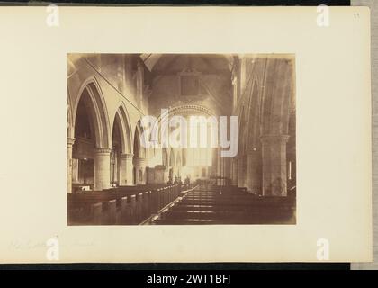 Old Eastbourne Church. Sir John Joscelyn Coghill, photographe (irlandais, 1826 - 1905) vers les années 1850 vue intérieure du choeur et de la nef de la Église Marie la Vierge dans la vieille ville, Eastbourne. Les arches bordent les deux côtés de la nef, qui est remplie de bancs. (Recto, monture) en haut à droite, crayon : '39' ; en bas à gauche, crayon : 'Old Eastbourne Church'; Banque D'Images