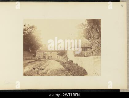 Eastbourne. Sir John Joscelyn Coghill, photographe (irlandais, 1826 - 1905) environ 1850s Un chemin de terre courbe avec deux maisons en pierre. Un mur de pierre longe le côté gauche de la route. (Recto, monture) en haut à droite, crayon : '38' ; en bas à gauche, crayon : 'Eastbourne'; Banque D'Images