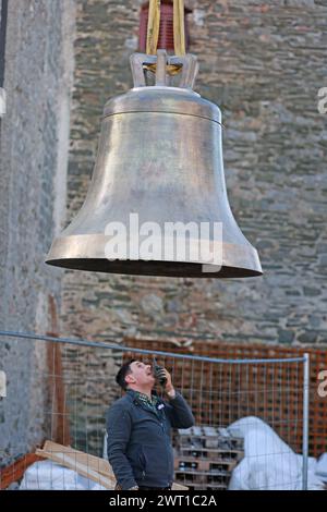 Harzgerode, Allemagne. 15 mars 2024. L'une des trois nouvelles cloches est hissée dans le clocher de équipé Mary's Church par grue. À Pâques, les cloches de Harzgerode sonneront à nouveau pour la première fois en quatre ans. Crédit : Matthias Bein/dpa/ZB/dpa/Alamy Live News Banque D'Images