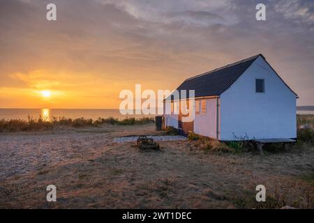 Maison en bois sur la côte de la mer Baltique au coucher du soleil, Agernaes Havn, Danemark, Helnaes Banque D'Images