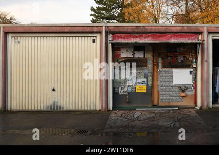 Garage délabré transformé en atelier, Allemagne, Rhénanie du Nord-Westphalie, région de la Ruhr, Marl Banque D'Images