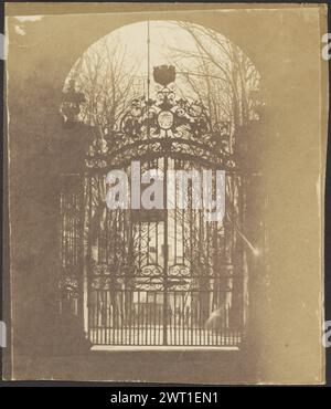 Porte. Inconnu, photographe de la fin du XIXe siècle vue d'une porte métallique ornée menant à une ville. (Verso, impression) en bas à gauche, au crayon : 'm' ou 'W'; Banque D'Images