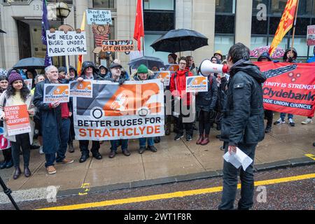 Glasgow, Écosse, Royaume-Uni. 15 mars 2024. Les militants de « Better buses for Strathclyde » se rassemblent devant les bureaux de Strathclyde Passenger transport (SPT) avant la réunion d'aujourd'hui, où une décision sera prise sur une motion visant à remettre les autobus à travers Strathclyde sous contrôle public. Un modèle de franchisage donnerait à SPT le pouvoir d'introduire une marque unique d'autobus et de réglementer les tarifs, les itinéraires et la billetterie. Crédit : R.Gass/Alamy Live News Banque D'Images