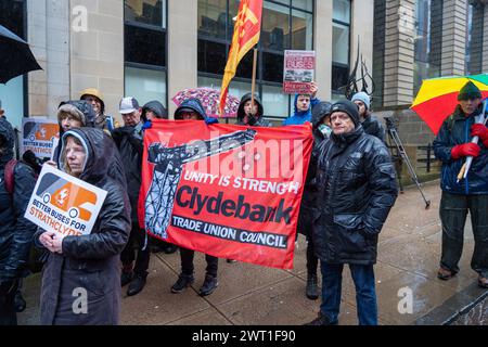 Glasgow, Écosse, Royaume-Uni. 15 mars 2024. Les militants de « Better buses for Strathclyde » se rassemblent devant les bureaux de Strathclyde Passenger transport (SPT) avant la réunion d'aujourd'hui, où une décision sera prise sur une motion visant à remettre les autobus à travers Strathclyde sous contrôle public. Un modèle de franchisage donnerait à SPT le pouvoir d'introduire une marque unique d'autobus et de réglementer les tarifs, les itinéraires et la billetterie. Crédit : R.Gass/Alamy Live News Banque D'Images