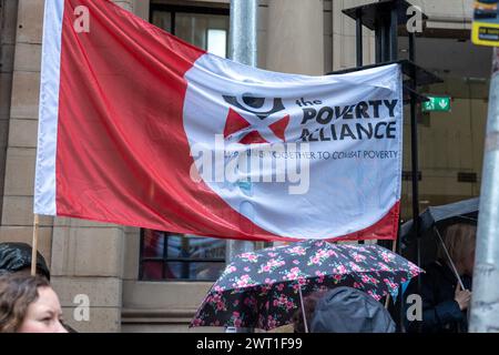 Glasgow, Écosse, Royaume-Uni. 15 mars 2024. Les militants de « Better buses for Strathclyde » se rassemblent devant les bureaux de Strathclyde Passenger transport (SPT) avant la réunion d'aujourd'hui, où une décision sera prise sur une motion visant à remettre les autobus à travers Strathclyde sous contrôle public. Un modèle de franchisage donnerait à SPT le pouvoir d'introduire une marque unique d'autobus et de réglementer les tarifs, les itinéraires et la billetterie. Crédit : R.Gass/Alamy Live News Banque D'Images