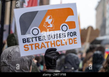 Glasgow, Écosse, Royaume-Uni. 15 mars 2024. Les militants de « Better buses for Strathclyde » se rassemblent devant les bureaux de Strathclyde Passenger transport (SPT) avant la réunion d'aujourd'hui, où une décision sera prise sur une motion visant à remettre les autobus à travers Strathclyde sous contrôle public. Un modèle de franchisage donnerait à SPT le pouvoir d'introduire une marque unique d'autobus et de réglementer les tarifs, les itinéraires et la billetterie. Crédit : R.Gass/Alamy Live News Banque D'Images