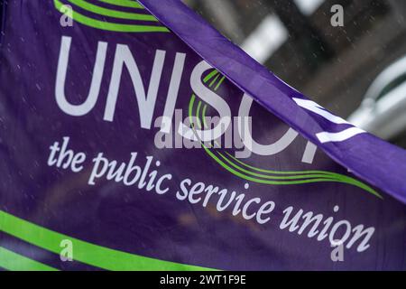 Glasgow, Écosse, Royaume-Uni. 15 mars 2024. Les militants de « Better buses for Strathclyde » se rassemblent devant les bureaux de Strathclyde Passenger transport (SPT) avant la réunion d'aujourd'hui, où une décision sera prise sur une motion visant à remettre les autobus à travers Strathclyde sous contrôle public. Un modèle de franchisage donnerait à SPT le pouvoir d'introduire une marque unique d'autobus et de réglementer les tarifs, les itinéraires et la billetterie. Crédit : R.Gass/Alamy Live News Banque D'Images