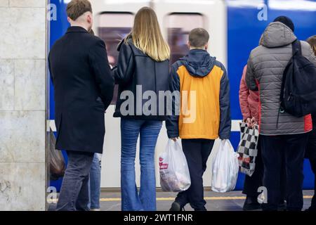 Biélorussie, Minsk - 07 février 2024 : les gens dans le train dans le métro Banque D'Images