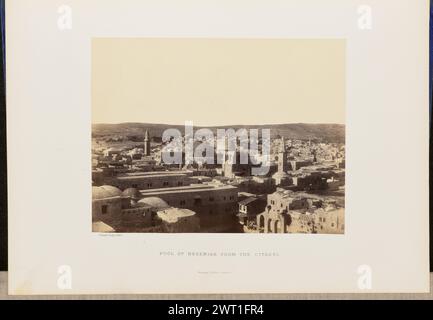 Piscine de Hezekiah de la Citadelle. John Cramb, photographe (écossais, actif des années 1850 - 1860) 1860 vue surélevée de Jérusalem, avec la piscine d'Hezekiah au premier plan, depuis la Tour de David. Les dômes de l'église du Saint-Sépulcre sont visibles entre les minarets de la mosquée d'Omar et la Khanqah al-Salahiyya. (Recto, monture) en bas à gauche, en dessous de l'impression, typographie à l'encre noire : 'Cramb, photo. 1860. » Centre inférieur, typographie à l'encre noire : 'PISCINE DE HEZEKIAH DE LA CITADELLE.' William Collins, Glasgow. (Verso, monture) en bas à gauche, écrit à la main au crayon : 'IB 51,20 (CRA)' Banque D'Images