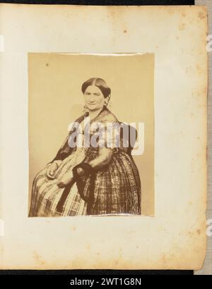 Portrait d'une femme. Jakob Höflinger, photographe (Suisse, 1819 - 1898) vers 1853–1860 Portrait d'une femme assise portant une robe à carreaux. Banque D'Images