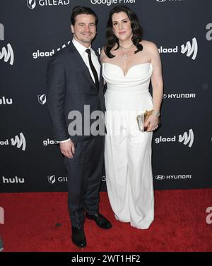 Los Angeles, États-Unis. 14 mars 2024. (G-d) Jason Ritter et Melanie Lynskey arrivent à la 35e cérémonie annuelle des GLAAD Media Awards qui se tient à l'hôtel Beverly Hilton à Beverly Hills, CA le jeudi 14 mars 2024. (Photo de Sthanlee B. Mirador/Sipa USA) crédit : Sipa USA/Alamy Live News Banque D'Images