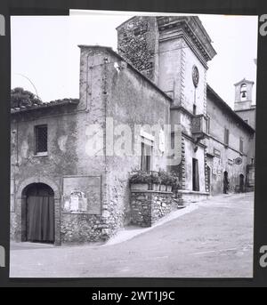 Ombrie Terni Calvi dell'Ombria S. Antonio. Hutzel, Max 1960-1990 vues extérieures et intérieures de l'église ; peintures et sculptures intérieures de la haute Renaissance et baroque ; un rare groupe sculptural sculpté en bois de 30 figures datant du milieu du XVIe siècle. Notes de l'objet : Hutzel a tourné cette campagne en 1984. Photographe et érudit d'origine allemande Max Hutzel (1911-1988) photographié en Italie du début des années 1960 jusqu'à sa mort. Le résultat de ce projet, désigné par Hutzel comme Foto Arte Minore, est une documentation approfondie du développement historique de l'art en Italie jusqu'au XVIIIe siècle, y compris objec Banque D'Images