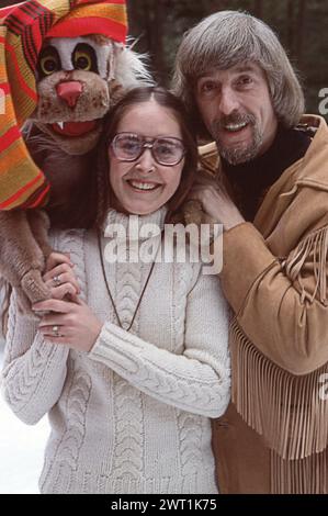 Carroll Spinney et Debra peu avant leur mariage. Avec sa propre marionnette devant leur maison de la Nouvelle-Angleterre en 1978. Spinney était le marionnettiste de Sesame Street qui était l'homme à l'intérieur de Big Bird et la main à l'intérieur d'Oscar le Grouch. Banque D'Images