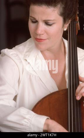 Portrait de la célèbre violoncelliste Christine Walevska, qui est la plus connue pour ses nombreux enregistrements avec Philips Records. Appelée la déesse du Cello, elle est devenue la première musicienne de concert à se produire à Cuba sous le régime de Castro. C'est un portrait de fin 1970s de son jeu dans son appartement de Manhattan. Banque D'Images