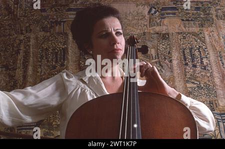 Portrait de la célèbre violoncelliste Christine Walevska, qui est la plus connue pour ses nombreux enregistrements avec Philips Records. Appelée la déesse du Cello, elle est devenue la première musicienne de concert à se produire à Cuba sous le régime de Castro. C'est un portrait de fin 1970s de son jeu dans son appartement de Manhattan. Banque D'Images