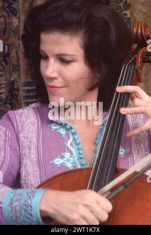 Portrait de la célèbre violoncelliste Christine Walevska, qui est la plus connue pour ses nombreux enregistrements avec Philips Records. Appelée la déesse du Cello, elle est devenue la première musicienne de concert à se produire à Cuba sous le régime de Castro. C'est un portrait de fin 1970s de son jeu dans son appartement de Manhattan. Banque D'Images