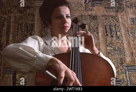 Portrait de la célèbre violoncelliste Christine Walevska, qui est la plus connue pour ses nombreux enregistrements avec Philips Records. Appelée la déesse du Cello, elle est devenue la première musicienne de concert à se produire à Cuba sous le régime de Castro. C'est un portrait de fin 1970s de son jeu dans son appartement de Manhattan. Banque D'Images