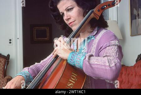 Portrait de la célèbre violoncelliste Christine Walevska, qui est la plus connue pour ses nombreux enregistrements avec Philips Records. Appelée la déesse du Cello, elle est devenue la première musicienne de concert à se produire à Cuba sous le régime de Castro. C'est un portrait de fin 1970s de son jeu dans son appartement de Manhattan. Banque D'Images