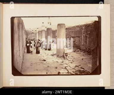 Vista 8. Emilio Herbruger, Jr., photographe (américain, 1804 - 1894) 1875 Portrait d'un groupe de personnes dans la salle des colonnes des ruines de Mitla. Plusieurs hommes se tiennent au sommet des colonnes qui descendent le long du centre de la salle, avec plusieurs autres assis le long du haut du mur lointain. Les femmes et les enfants se tiennent à côté des colonnes sur le côté gauche de l'image. (Recto, monture) en haut à droite, manuscrit au crayon : '7' en bas à gauche, manuscrit au crayon : 'vista 8' en bas au centre, manuscrit au crayon : 'no 7' (verso, monture) en bas à gauche, manuscrit au crayon : 'IB 89,10 (HER)' Banque D'Images