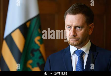 Dresde, Allemagne. 15 mars 2024. Michael Kretschmer (CDU), premier ministre de Saxe, se tient devant un drapeau saxon lors de la visite du président de la République tchèque à la Chancellerie d’Etat. La visite porte sur les relations de voisinage entre la Saxe et la République tchèque et la coopération économique et culturelle. Crédit : Robert Michael/dpa/Alamy Live News Banque D'Images