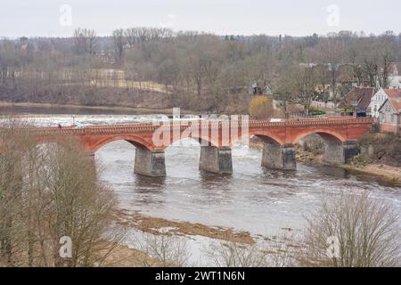 Plongez dans le romantisme du pont de briques rouges de Kuldiga, où chaque brique raconte une histoire et chaque arche conserve un souvenir Banque D'Images