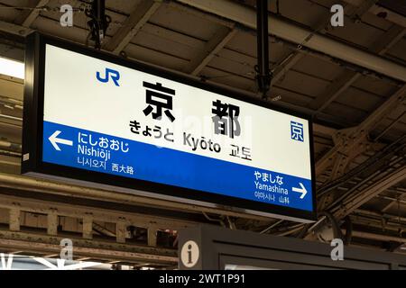 Panneau de plate-forme de la gare de Kyoto. Japan Rail, JR. Banque D'Images