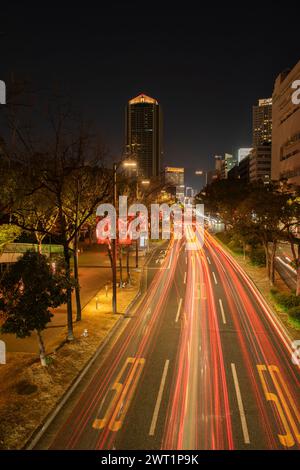 Sentiers de circulation nocturne sur Flower Road, Kobe, Japon Banque D'Images