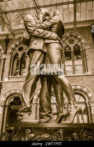 The Meeting place Scupture de Paul Day à St Pancras Station, Londres, Angleterre. Banque D'Images