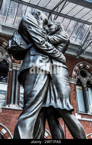 The Meeting place Scupture de Paul Day à St Pancras Station, Londres, Angleterre. Banque D'Images