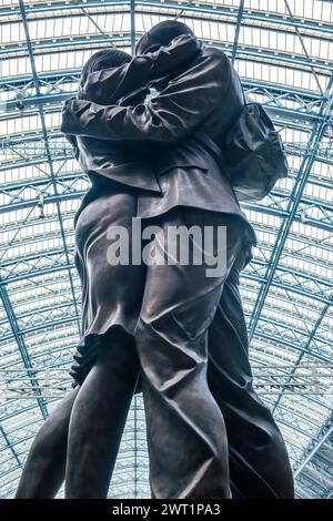 The Meeting place Scupture de Paul Day à St Pancras Station, Londres, Angleterre. Banque D'Images