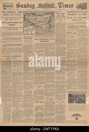 1943 Sunday Times page de couverture signalant que la Luftwaffe perd la bataille d'Italie et que le Comintern se sépare Banque D'Images