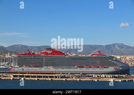 Navire de croisière Virgin voyages 'Valiant Lady' dans le port de Palma Banque D'Images