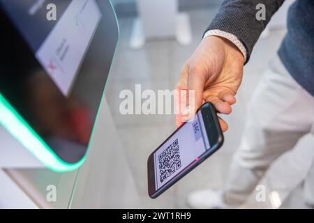 Duesseldorf, Allemagne. 15 mars 2024. Les passagers peuvent imprimer leurs propres cartes d'embarquement et étiquettes de bagages à l'aide d'un code QR aux distributeurs de billets d'enregistrement numériques de Lufthansa situés dans le hall des départs de l'aéroport. Crédit : Thomas Banneyer/dpa/Alamy Live News Banque D'Images