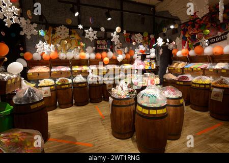 Magasin de confiserie Marmeladnyi Kit - Marmalade Cat, - produits sucrés mis sur des étagères faites comme des tonneaux. Centre d'Uzhgorod. 6 janvier 202 Banque D'Images