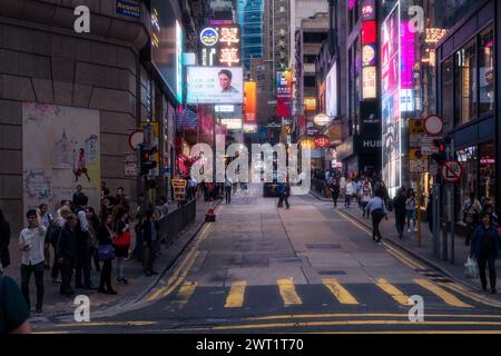 Hong Kong, 27 mars 2019 : vie quotidienne dans les rues et les gratte-ciel de Hong Kong pendant la soirée Banque D'Images