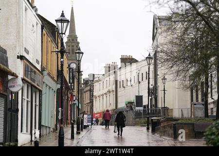 Une vue générale d'East Bridge St à Falkirk où est basé le bureau de circonscription de l'ancien secrétaire écossais à la santé Michael Matheson, car il a été constaté qu'il avait enfreint le code de conduite de la MSP en relation avec la facture de près de 11 000 £ qu'il a accumulée sur un iPad parlementaire. M. Matheson a démissionné de son poste au Cabinet le mois dernier, invoquant l'enquête parlementaire en cours sur le projet de loi comme raison. Date de la photo : vendredi 15 mars 2024. Banque D'Images