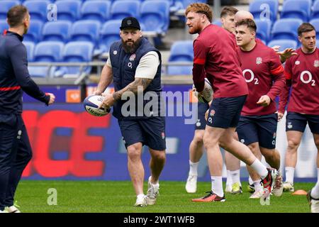 Joe Marler (à gauche) pendant la course par équipe au Groupama Stadium de Lyon, France. Date de la photo : vendredi 15 mars 2024. Banque D'Images