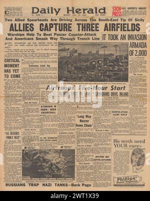 1943 Daily Herald page de couverture faisant état de l'invasion alliée de la Sicile Banque D'Images