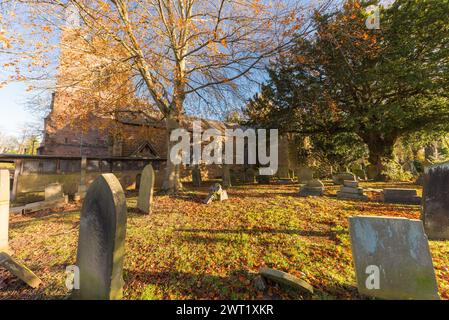 Le cimetière de l'église St Peter à Harborne, Birmingham en automne Banque D'Images