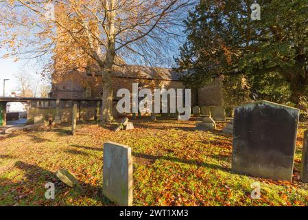 Le cimetière de l'église St Peter à Harborne, Birmingham en automne Banque D'Images