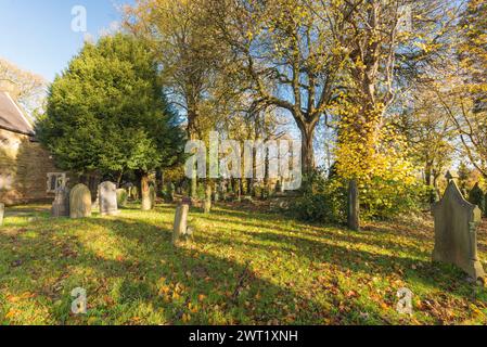 Le cimetière de l'église St Peter à Harborne, Birmingham en automne Banque D'Images