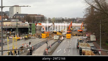 Abrissarbeiten an der Berlinertordammbrücke. Die Brücke wird in zwei Bauabschnitten abgebrochen und neu gebaut. Hohenfelde Hambourg *** travaux de démolition du pont Berlinertordamm le pont est démoli et reconstruit en deux phases de construction Hohenfelde Hambourg Banque D'Images