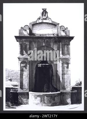 Lazio Rieti Casperia S. Giovanni Battista. Hutzel, Max 1960-1990 médiéval : architecture. Campanile datant du XIIe siècle, avec deux registres de fenêtres à double voûte et une loggia sur le registre le plus haut. Post-médiéval : architecture, peinture, sculpture. Dans l'abside, peinture du baptême du Christ, par Iacopo Siculo datée de 1524. Sur la predella est représenté Christ et les Apôtres. Statue du Christ tenant agneau et livre avec sept sceaux, crucifix de marbre. Vue sur le campnile, fontaine sur la piazza en face de l'église, et vue intérieure de la nef, crucifix, coupole, chœur, peintures et SC Banque D'Images