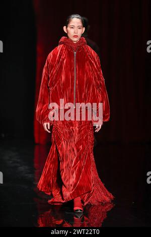 15 mars 2024, Tokyo, Japon : un mannequin portant la marque HEOS défile sur la piste lors de la collection automne/hiver Rakuten Fashion week TOKYO 2024 à Shibuya Hikarie. La semaine de la mode se déroule du 11 au 16 mars. (Crédit image : © Rodrigo Reyes Marin/ZUMA Press Wire) USAGE ÉDITORIAL SEULEMENT! Non destiné à UN USAGE commercial ! Banque D'Images