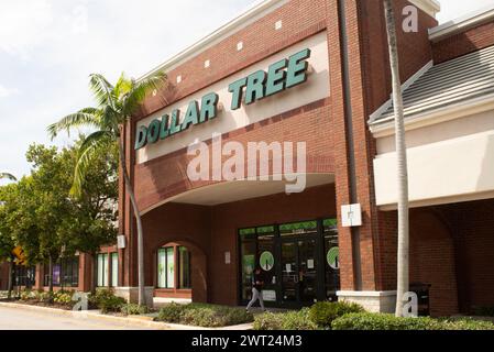 Plantation, États-Unis. 14 mars 2024. Un emplacement Dollar Tree à Plantation, FL vu le 14 mars 2024. La chaîne de rabais a annoncé la fermeture de 1000 de ses succursales Dollar Tree et Family Dollar en raison de faibles ventes et de la concurrence accrue. (Photo de Geoffrey Clowes/Sipa USA) crédit : Sipa USA/Alamy Live News Banque D'Images