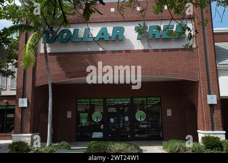 Plantation, États-Unis. 14 mars 2024. Un emplacement Dollar Tree à Plantation, FL vu le 14 mars 2024. La chaîne de rabais a annoncé la fermeture de 1000 de ses succursales Dollar Tree et Family Dollar en raison de faibles ventes et de la concurrence accrue. (Photo de Geoffrey Clowes/Sipa USA) crédit : Sipa USA/Alamy Live News Banque D'Images