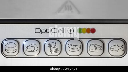 Lviv, Ukraine - 13 mars 2024 : Tefal OptiGrill - gril électrique intelligent pour la maison Banque D'Images