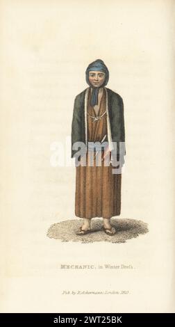 Mécanicien en robe d'hiver. Homme en robes d'hiver, capuche en coton, manteau haori, kimono, pipe à tabac et clé dans sa ceinture obi. D'après une illustration de Georg Heinrich von Langsdorff dans Reise um die Welt d'Adam Johann von Krusenstern, 1812. Gravure sur cuivre colorée à la main tirée du livre The World in miniature de Frederic Shoberl, Japon, Rudolph Ackermann, Londres, 1823. Banque D'Images